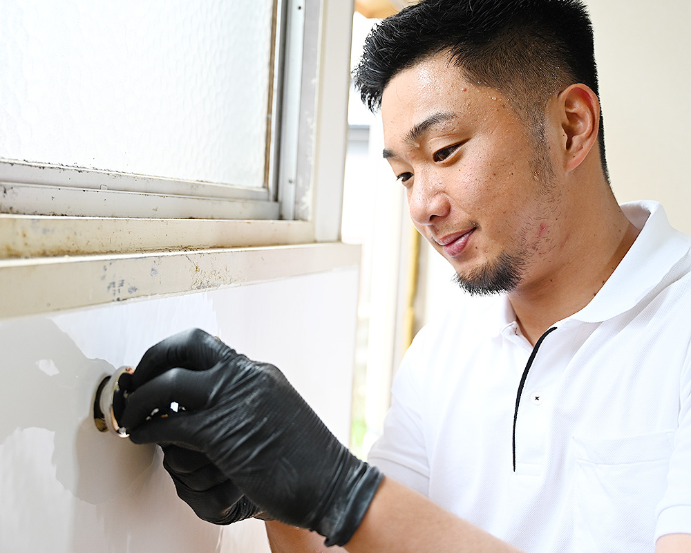 水回りの施工をしている男性の画像